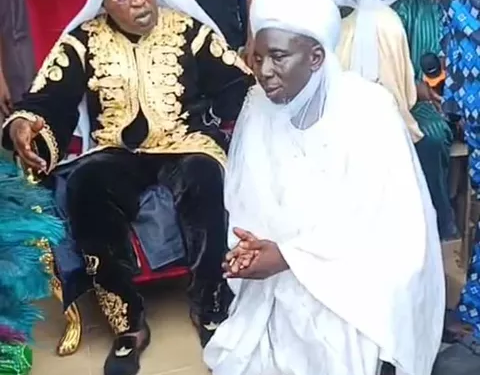Osun: Sheik Muhammed Adedeji Turbaned As New Chief Imam Of Iwo, Kneels Down For Oluwo To Get Royal Blessings